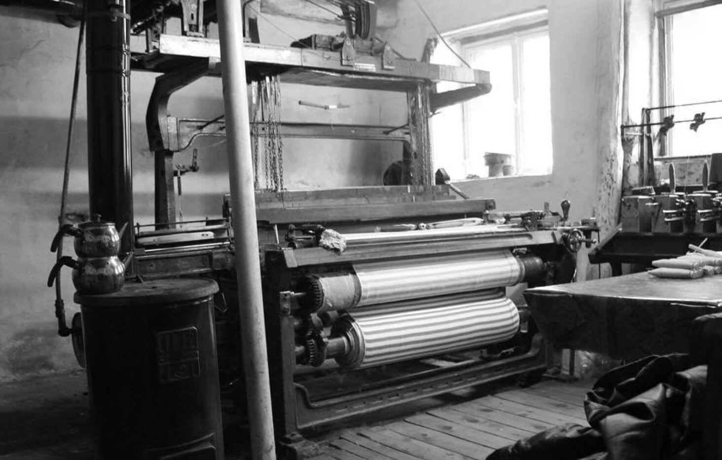 manually operated loom to make cotton fabrics