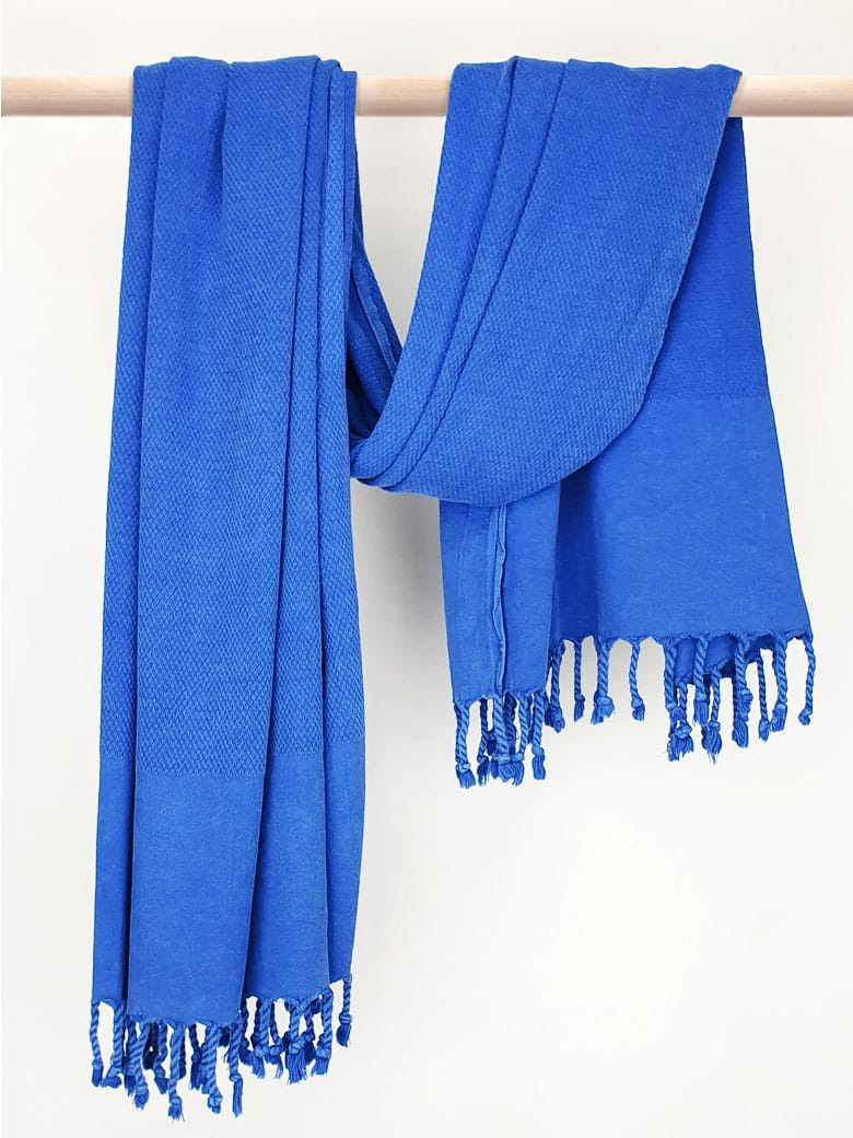 Beach towel in plain blue colour with hand-twisted style on the stick.